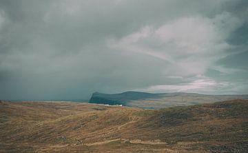 Neist Point - klif in idyllisch Schotland bij de Highlands op het eiland Skye. van Jakob Baranowski - Photography - Video - Photoshop