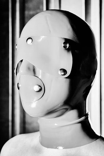 Le masque, La femme porte un masque fétichiste bdsm sur sa tête.