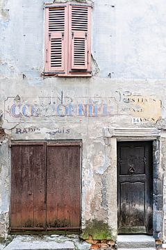Franse gevel met oude deuren en oud raam