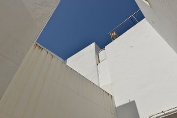 Minimalisme in het witte stadje Conil de la Frontera van Silva Wischeropp