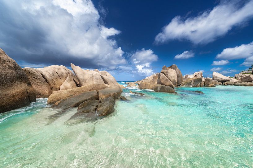 Strand aan een turquoise baai in de Seychellen. van Voss Fine Art Fotografie