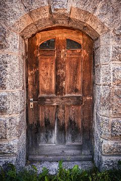 Oude houten verweerde kerkdeur  van Dafne Vos