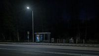 Buswartehäuschen bei Nacht