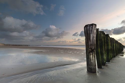 Pastelkleurige zonsondergang aan zee. 
