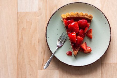Verse aardbeientaart op een bord