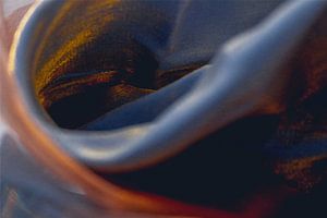 Farbfalten – Licht und Struktur in Blau, Orange und Gold
