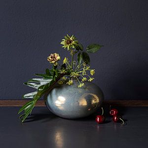 Stilleben mit grünen Rosen, Dill und roten Kirschen [Quadrat]