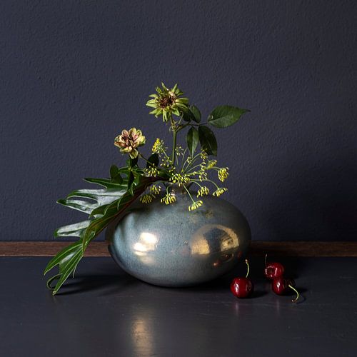 Stilleben mit grünen Rosen, Dill und roten Kirschen [Quadrat]