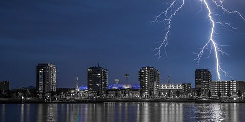 stadion van Feijenoord met onweer 2
