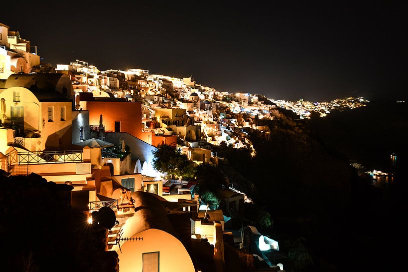 Nacht boven Oia op Santorini van Robert Styppa