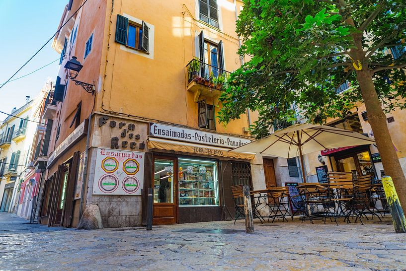 Uitzicht op traditionele bakkerij en banketbakkerij in de oude stad van Palma de Majorca van Alex Winter