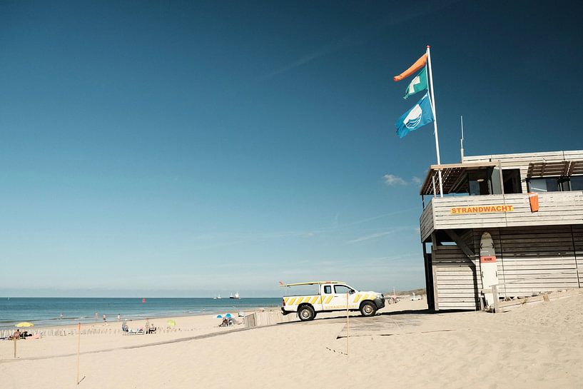 Strandwacht op het strand van Dishoek van Tom Haak