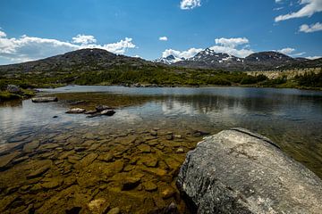 Bergmeer in de Rocky Mountains van Roland Brack