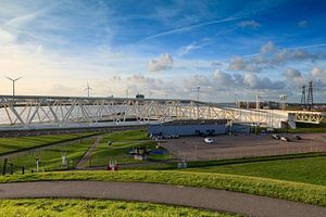 wolkenlucht passeert de Maeslantkering bij Hoek van Holland
