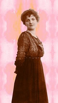 Vintage fotoportret van een jonge vrouw in waterverf pastel roze, sepia en geel van Dina Dankers