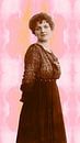 Vintage fotoportret van een jonge vrouw in waterverf pastel roze, sepia en geel van Dina Dankers thumbnail