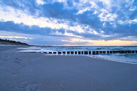 Groyne in Zingst aan de Oostzee. De kribben reiken tot in de zee van Martin Köbsch