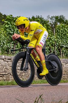 Tadej Pogacar in Gelb auf dem Zeitfahrrad aufrecht