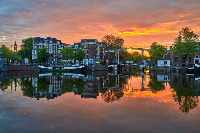 Blick auf die Walter-Süskind-Brücke &amp; Fluss Amstel in Amsterdam, von Amsterdam.Photos
