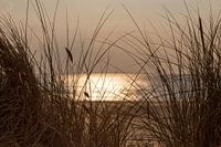 Zonsondergang op een zomerse dag aan het strand..