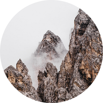 Bergpiek in de wolken - close up berg piek van Graphx