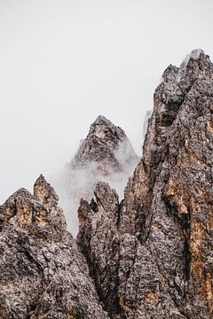 Sommet de montagne dans les nuages - gros plan sur un sommet de montagne sur Graphx