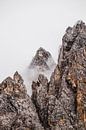 Bergpiek in de wolken - close up berg piek van Graphx thumbnail