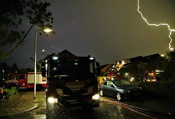 Brandweer en onweer van Remco Gerritsen