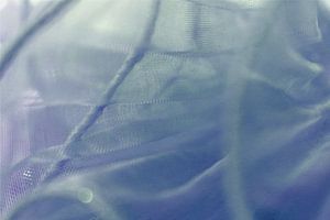 Wellen aus Licht – Zarte Faltungen in Blauviolett