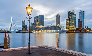 De skyline van Rotterdam met cruiseschip Royal Princess van MS Fotografie | Marc van der Stelt