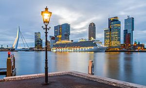 Die Skyline von Rotterdam mit dem Kreuzfahrtschiff Royal Princess