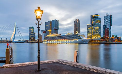 La ligne d'horizon de Rotterdam avec le navire de croisière Royal Princess