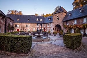 Sonnenaufgang im Innenhof von Schloss Terworm