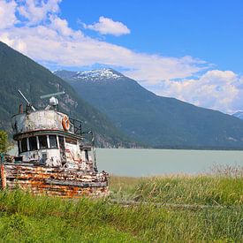 Beschadigde boot met een uitzicht van Olaf in Canada