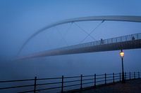 Hoge Brug in Maastricht in de mist tijdens het blauwe uurtje