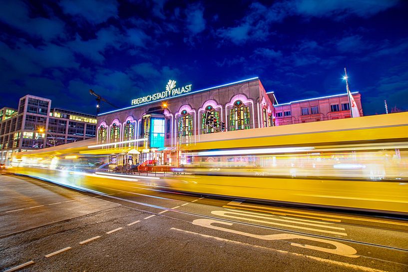 Friedrichstadtpalast Berlijn bij nacht van SPUTNIKeins fotografie