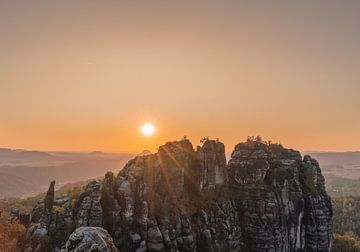 Étoile du soleil le soir dans les montagnes de l'Elbsandstein sur Marc-Sven Kirsch