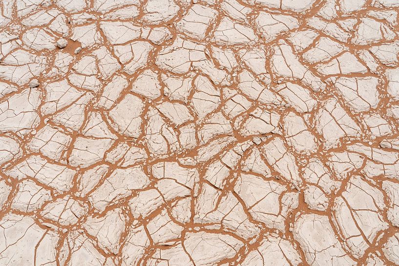 Terre argileuse craquelée au soleil - Namibie - Fragments d'une terre oubliée par Christiaan de Groot