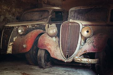 Abandoned Fiat in a garage by Kristof Ven