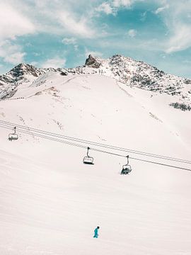 Skiër in de Franse Alpen van Mick van Hesteren