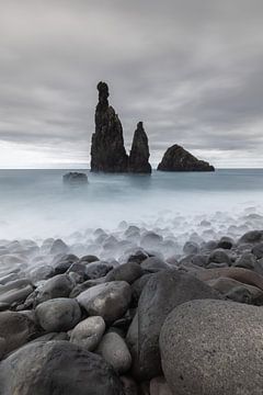 Sea stacks rotsen op een grijsachtige dag in Madeira van Lisa Groothuis