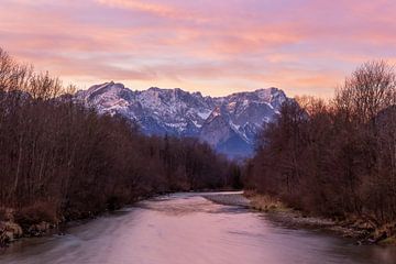 Een adembenemende zonsopgang op de Loisach rivier van Teresa Bauer