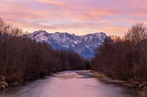 Een adembenemende zonsopgang op de Loisach rivier