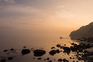 Sunrise on shore of the Baltic Sea sur Rico Ködder