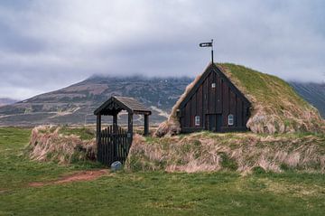 Grafarkirkja in IJsland van Tim Vlielander