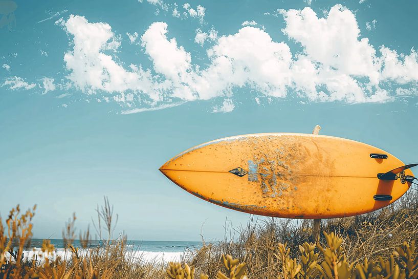 Minimalistisches Surfbrett am Strand von Art & Soul Creations
