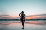 Vrouw maakt strand wandeling tijdens zonsondergang van Yorick Leusink thumbnail