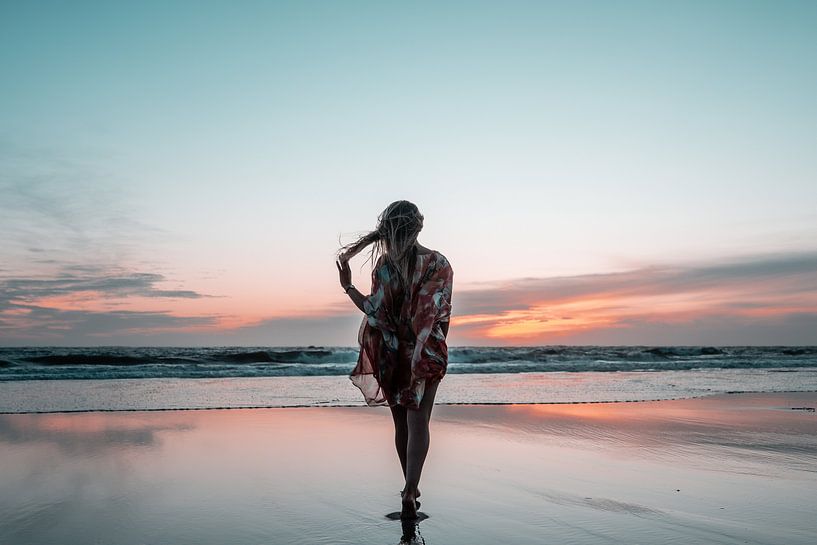 Vrouw maakt strand wandeling tijdens zonsondergang van Yorick Leusink