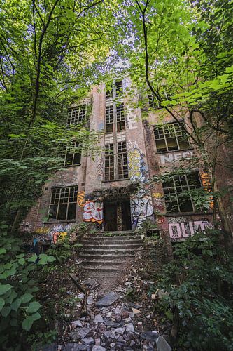 Urban exploration in an abandoned fortress