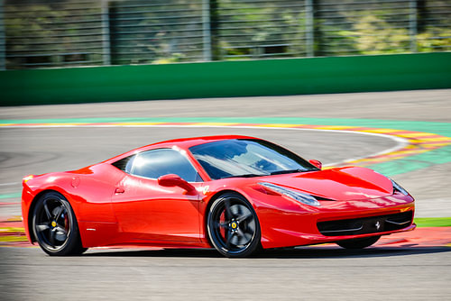 Ein roter Ferrari 458 Italia, der schnell fährt